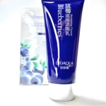 Tubo de limpiador facial hidratante BIOAQUA Blueberries con empaque de cartón y arándanos.