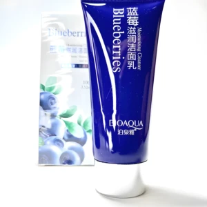 Tubo de limpiador facial hidratante BIOAQUA Blueberries con empaque de cartón y arándanos.