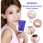 Mujer sonriente sostiene tubo de limpiador facial Blueberry Wonder BIOAQUA, demostrando espuma en sus manos.