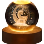 Lámpara de escritorio nocturna 3D con unicornio y luna grabados en cristal, base de madera iluminada.
