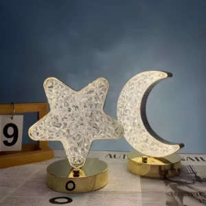 Lámparas de mesa cristalizadas: luna y estrella doradas.