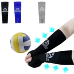 Manga de voleibol negra con logo, para proteger brazos y mejorar el agarre, junto a pelota.