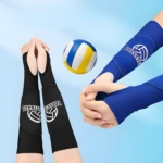 Mangas de voleibol negras y azules para proteger brazos en juego, con logo.