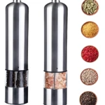 Molinos pimenteros eléctricos de acero inoxidable. Uno con granos de pimienta negra, otro con sal rosa. Contienen especias enteras.
