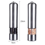 Molinos pimenteros plateados, uno con pimienta negra y otro con sal rosa, con medidas 23x5cm.