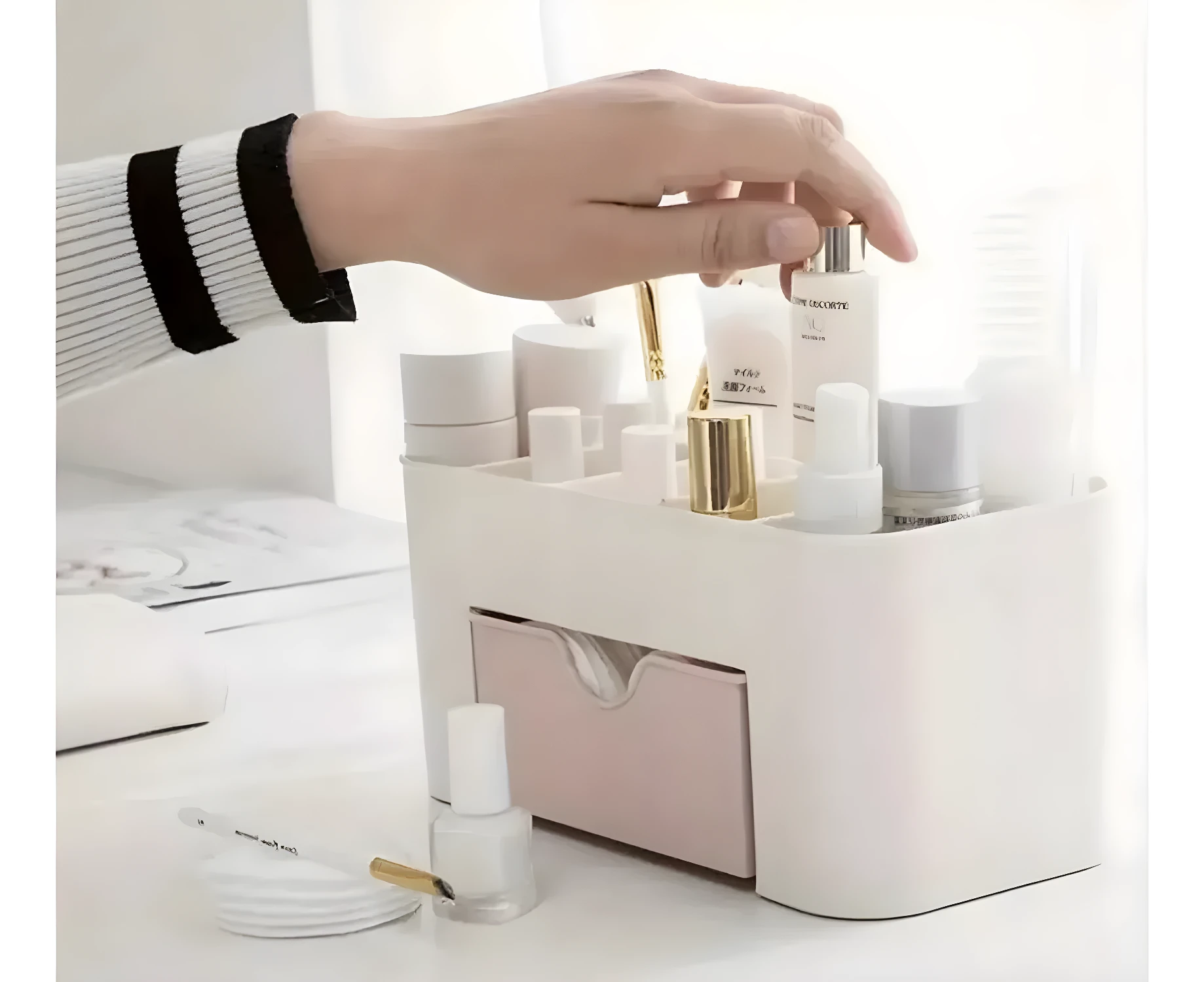 Organizador de maquillaje blanco con cajón rosa, ideal para cosméticos.
