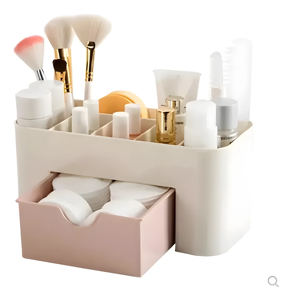 Organizador de maquillaje beige con cajón rosa, compartimentos para brochas y cosméticos, y almohadillas de algodón.