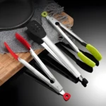 Pinzas de cocina de acero inoxidable con puntas rojas, negras y verdes.