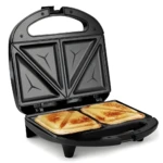 Sanduchera eléctrica doble negra con dos sándwiches dorados en forma triangular, abierta.