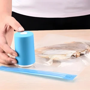 Sellador de alimentos al vacío azul extrayendo aire de bolsa con pescado seco.