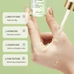 Serum de aloe vera en mano, mostrando textura ligera y beneficios para la piel: suavidad, hidratación y tersura.