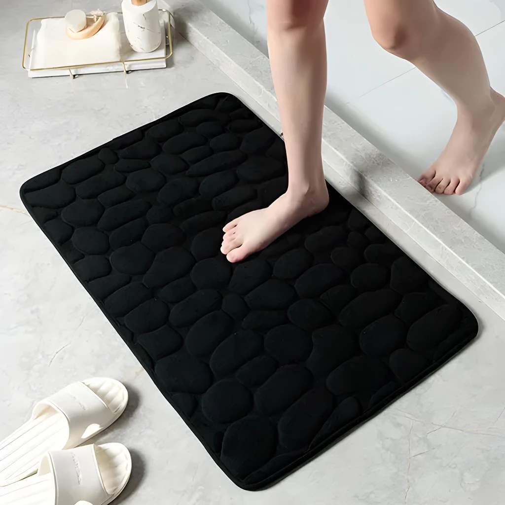 Tapete de baño negro con textura de piedras, antideslizante, ideal para salir de la ducha.