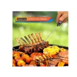 Termómetro digital de cocina punzón insertado en costillas de cordero asadas en parrilla.
