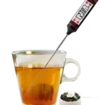 Termómetro digital de cocina punzón sond sumergido en té para medir temperatura.