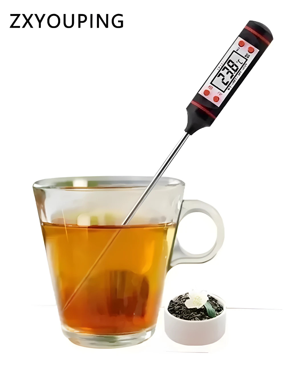 Termómetro digital de cocina punzón sond sumergido en té para medir temperatura.