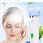Vaporizador facial blanco con pantalla digital y agua azul sobre fondo acuático con mujer.