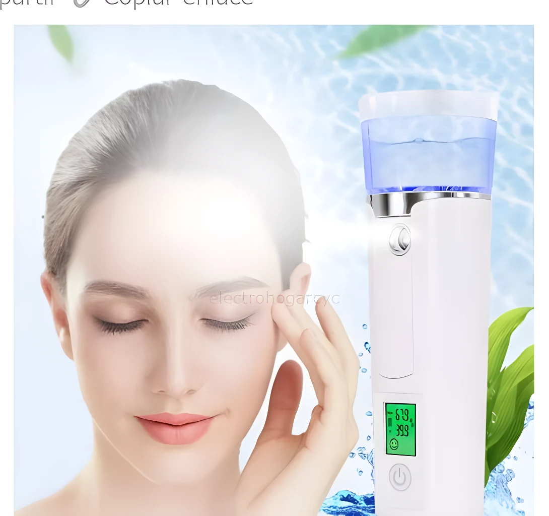Vaporizador facial blanco con pantalla digital y agua azul sobre fondo acuático con mujer.