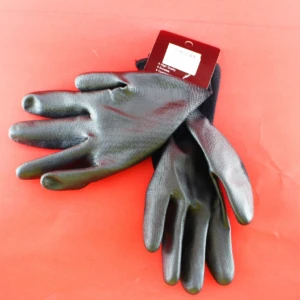 Guantes negros de trabajo con cobertura aislante y etiqueta con características.