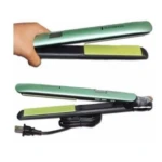Plancha de cabello Remington verde con placas de aguacate, una sostenida en mano y otra conectada.