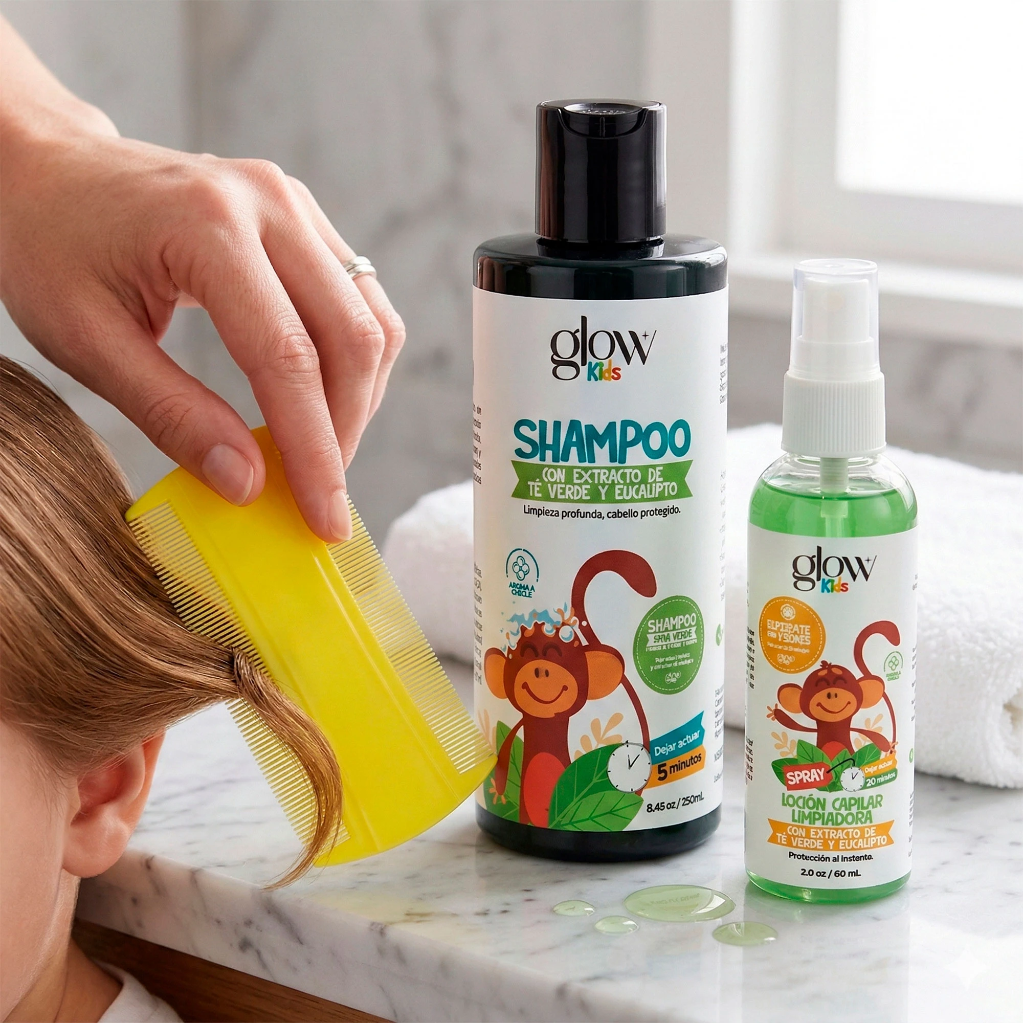 Uso de peine amarillo para liendrera en cabello, junto a envases Glow Kids de shampoo (250ml) y spray limpiador capilar (60ml) con extracto de té verde y eucalipto.