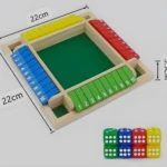 Juego "Cierra la Caja" de madera con cubos y fichas numeradas del 1 al 10 en azul, verde, rojo y amarillo.