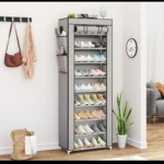 Organizador de zapatos gris de 10 niveles con zapatillas, botas y accesorios en estantes y bolsillos laterales.