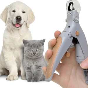 Cortaúñas gris con agarre texturizado, luz LED, lupa 5x y protector, sostenido en una mano junto a un cachorro de golden retriever y un gatito gris.