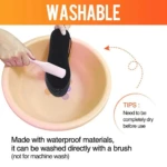 Plantilla calefactora eléctrica negra siendo lavada a mano en tina, con indicación de secado completo antes de usar.