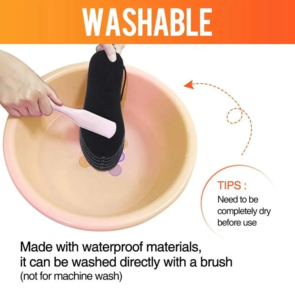 Plantilla calefactora eléctrica negra siendo lavada a mano en tina, con indicación de secado completo antes de usar.