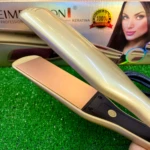 Plancha de cabello Reimegoton dorada con placas de cerámica color cobre, abierta sobre su caja de empaque que muestra a una modelo profesional.