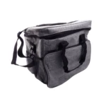 Pañalera gris para mascotas, con bolsa lateral de malla y asas negras.