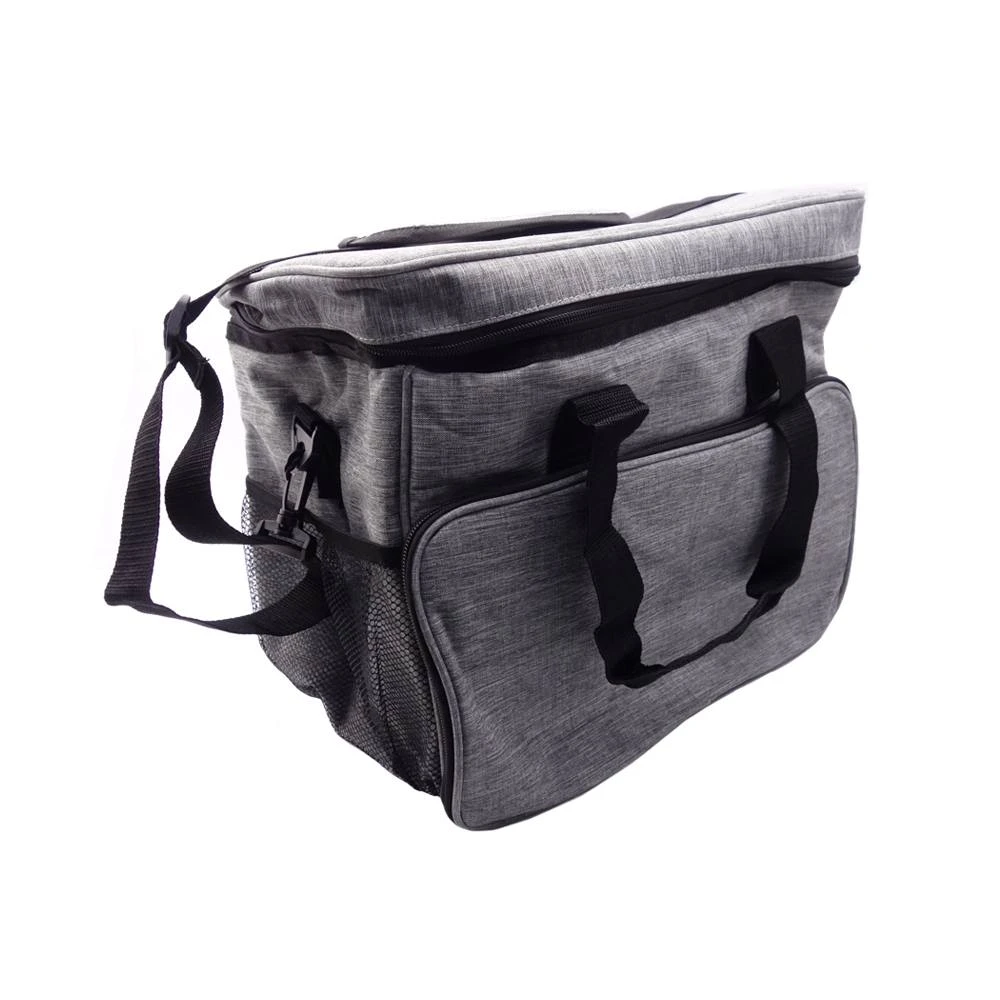 Pañalera gris para mascotas, con bolsa lateral de malla y asas negras.