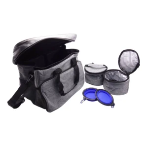 Pañalera gris para mascotas con accesorios: dos recipientes portátiles de comida/agua y compartimentos internos.