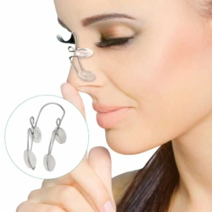 Clip nasal de silicona plateado para moldear y corregir la nariz, mostrado en primer plano sobre una mujer.