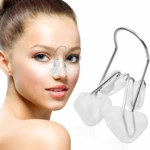 Clip nasal de silicona blanca, moldeador para nariz, metal plateado, con modelo de mujer.