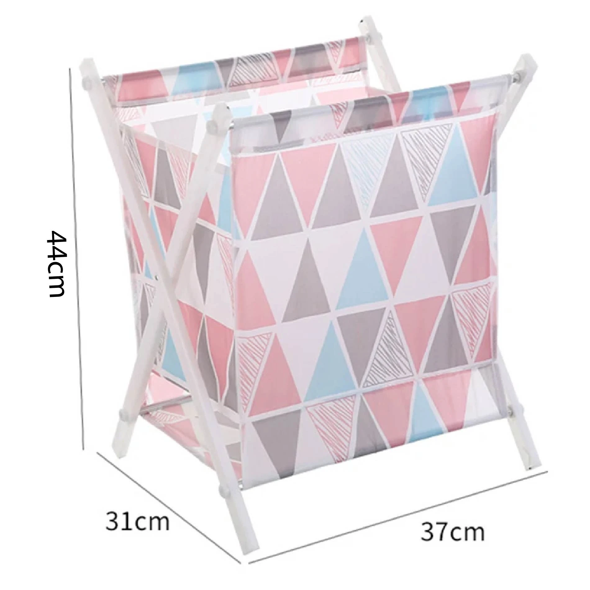 Canasta plegable para ropa o juguetes con estructura blanca, tela estampada con triángulos rosados, grises y azules. Medidas: 44cm alto x 31cm x 37cm.