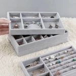 Set de 4 joyeros grises de terciopelo apilables con múltiples compartimentos para organizar collares, pulseras, anillos y pendientes.