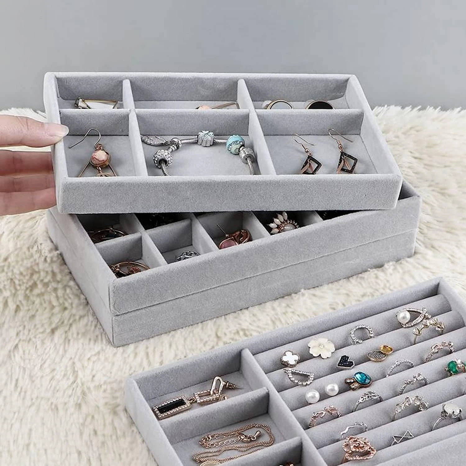 Set de 4 joyeros grises de terciopelo apilables con múltiples compartimentos para organizar collares, pulseras, anillos y pendientes.