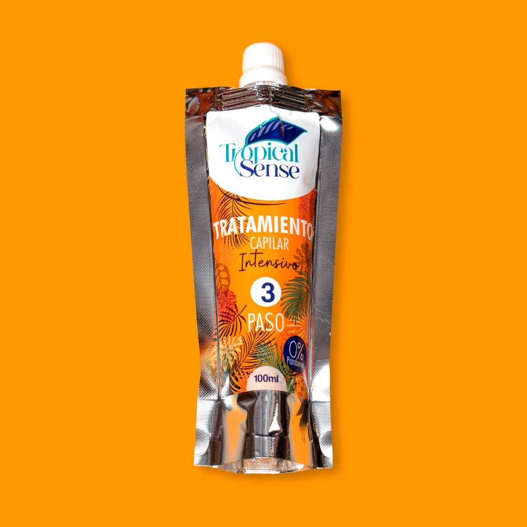 Envase flexible de 100ml de Tratamiento Capilar Intensivo paso 3 de Tropical Sense con fondo naranja, diseño de hojas y sello 0 por ciento parabenos.