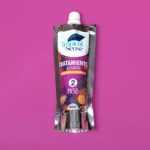 Envase de 100ml de Tratamiento Alisador paso 2 de Tropical Sense, empaque plateado con diseño tropical y violeta, fondo liso color magenta intenso.