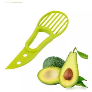Cortador verde para aguacate con cuchilla dentada y separador, junto a aguacate rebanado.