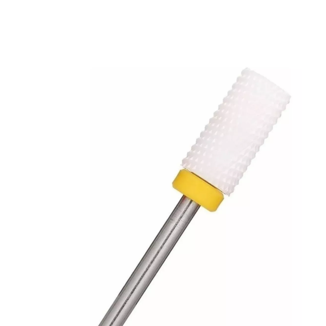 Punta de cerámica blanca cilíndrica para drill de uñas, con textura rugosa y anillo de color amarillo en la base, diseñada para manicura y pulido.