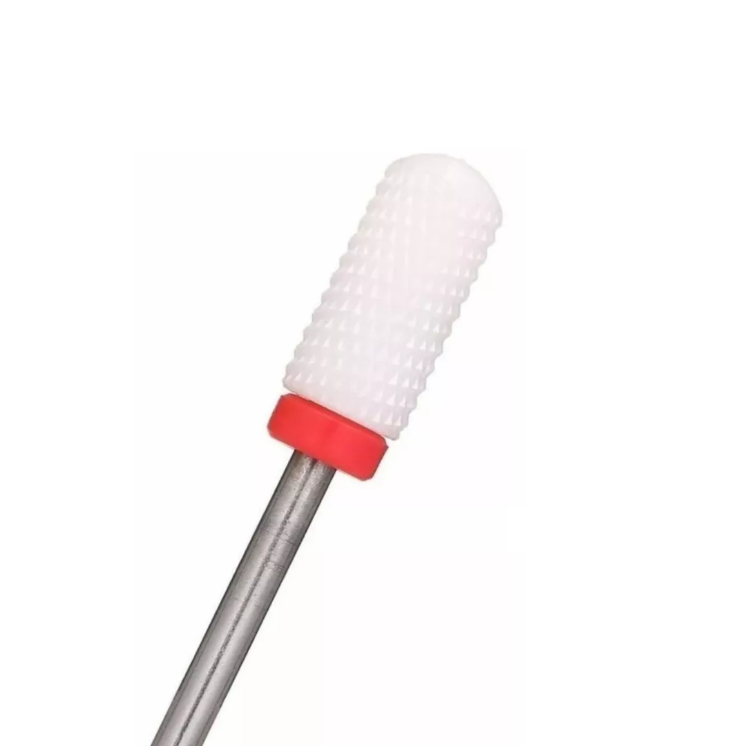 Punta de cerámica blanca cilíndrica con grabado de corte cruzado y anillo rojo en la base, diseñada para pulir uñas y remover acrílico con el drill.