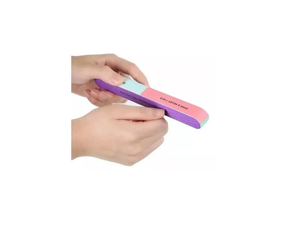 Manos sosteniendo una lima bloque de manicura de siete lados con superficies texturizadas en colores morado, verde claro y rosa con texto impreso.