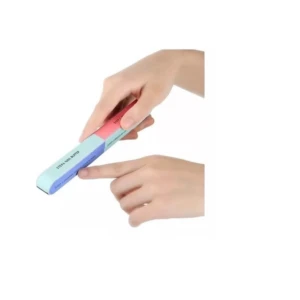 Manos sosteniendo una lima bloque pulidora de 7 lados con secciones de colores, utilizada para dar forma y suavizar la superficie de las uñas.