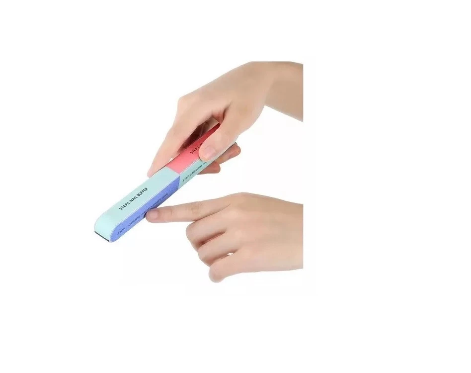 Manos sosteniendo una lima bloque pulidora de 7 lados con secciones de colores, utilizada para dar forma y suavizar la superficie de las uñas.