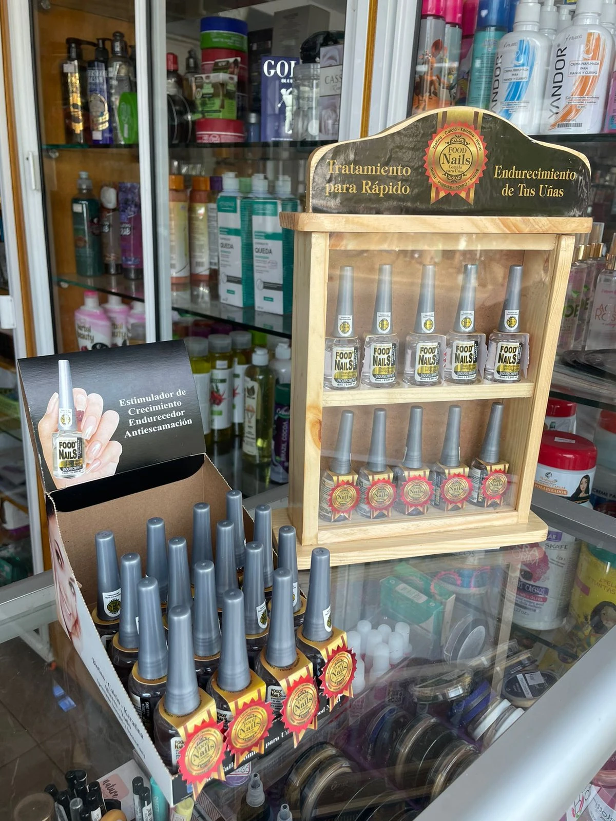 Exhibidor de madera y caja con esmaltes fortalecedores Food Nails para crecimiento, endurecimiento y prevención de descamación de las uñas.