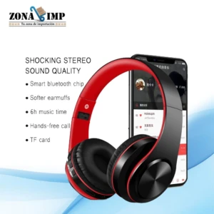 Auriculares inalámbricos Bth, diadema roja y negra, mostrando su calidad de sonido estéreo junto a un teléfono con lista de música.