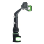 Soporte de celular negro con detalles verdes, clip giratorio y ajuste.