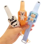 Manilla repelente con personajes: panda blanco y negro, oso café y vaca azul. Tres opciones.